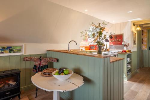 virtuve, Vibrant rural hideaway - Aspen Loft in Stansfield