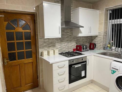 3-Bed House - Sleeps 5 with Free Parking, Birmingham (photo 7)