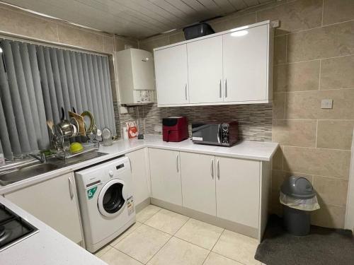 3-Bed House - Sleeps 5 with Free Parking, Birmingham (photo 8)