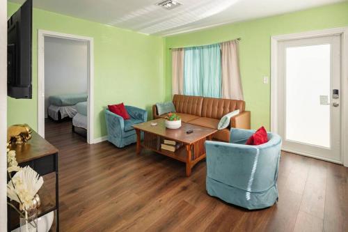 Renovated Home Perfect for Families and Couples Unit 2