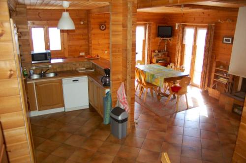 Chalet de 4 chambres avec jardin amenage et wifi a Les Chapelles a 8 km des pistes