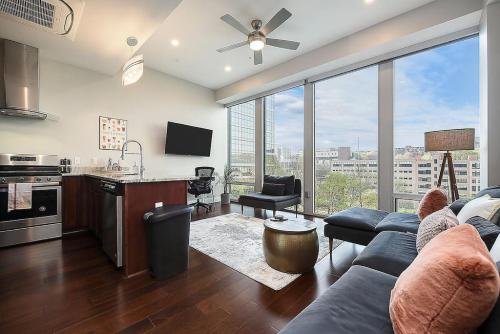 HostWise Stays - The Washington at Chatham - Park Free, Gym, More! in Pittsburgh, USA
