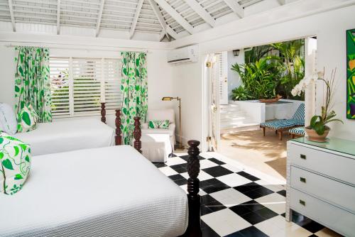 421433047 Round Hill Hotel & Villas