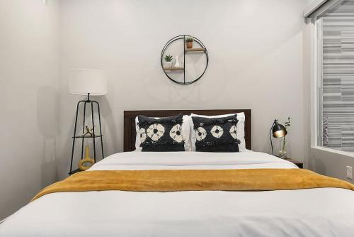 HostWise Stays - The Washington at Chatham - Free Garage Parking across from PPG Arena in Pittsburgh, USA