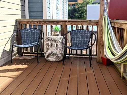 HostWise Stays - The Ocala - Free Parking, Cool Space, Spiral Stairs in Pittsburgh, USA