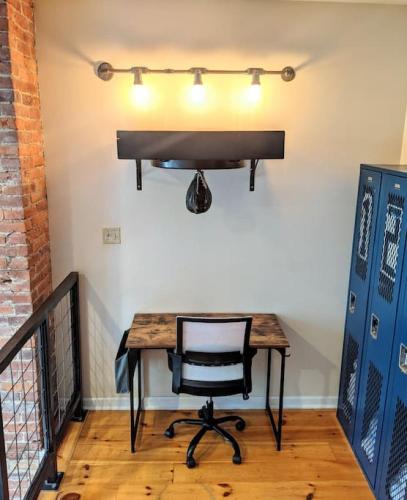 HostWise Stays - The Ocala - Free Parking, Cool Space, Spiral Stairs in Pittsburgh, USA