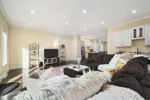 HostWise Stays - Lawrenceville Luxe - Rooftop Deck, Private Elevator, Theater, Parking in Pittsburgh, USA