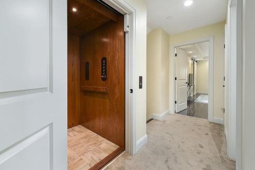HostWise Stays - Lawrenceville Luxe - Rooftop Deck, Private Elevator, Theater, Parking in Pittsburgh, USA