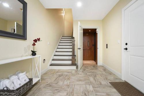HostWise Stays - Lawrenceville Luxe - Rooftop Deck, Private Elevator, Theater, Parking in Pittsburgh, USA
