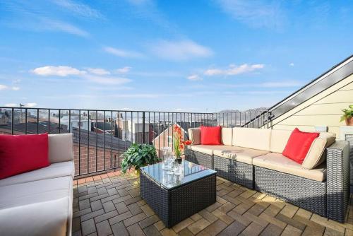 HostWise Stays - Lawrenceville Luxe - Rooftop Deck, Private Elevator, Theater, Parking in Pittsburgh, USA