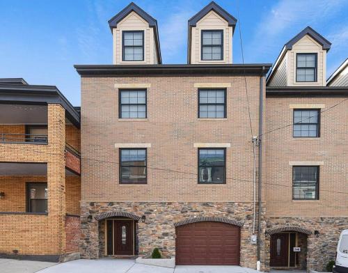 HostWise Stays - Lawrenceville Luxe - Rooftop Deck, Private Elevator, Theater, Parking in Pittsburgh, USA