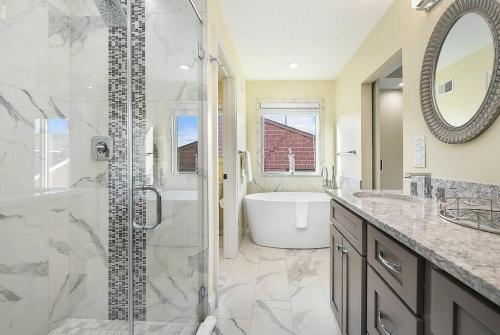 HostWise Stays - Lawrenceville Luxe - Rooftop Deck, Private Elevator, Theater, Parking in Pittsburgh, USA