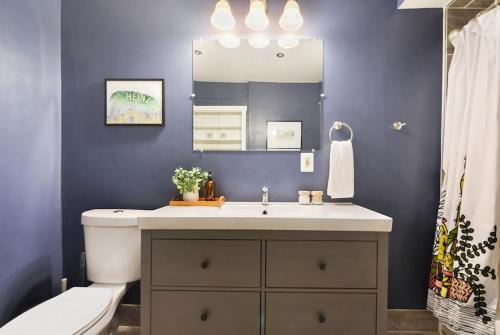 HostWise Stays - The Edmond - Bloomfield Apartment in a great location! in Pittsburgh, USA
