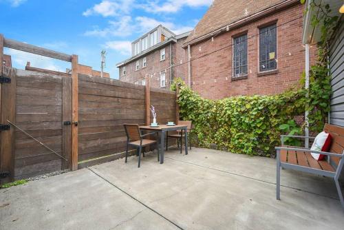 HostWise Stays - Chalk Art House - Chalkboard Wall, Private Parking, Patio in Pittsburgh, USA