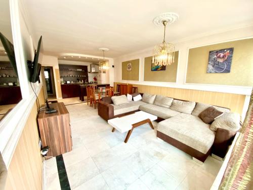 Guest ROOMS with living room, dining room and kitchen next to CENTER SOFIA - Tap to explore photos