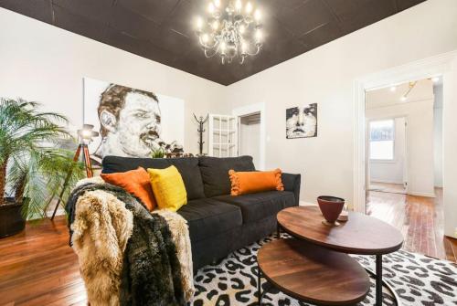 HostWise Stays - The Raymer - Famous Artist Home, Driveway Parking, Fire Pit in Pittsburgh, USA
