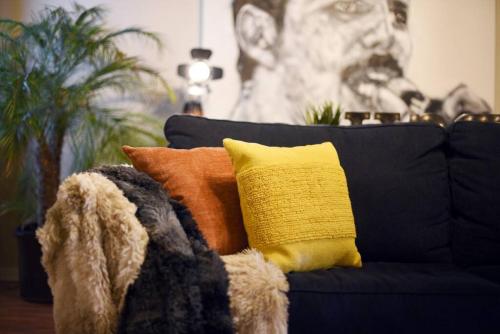 HostWise Stays - The Raymer - Famous Artist Home, Driveway Parking, Fire Pit in Pittsburgh, USA