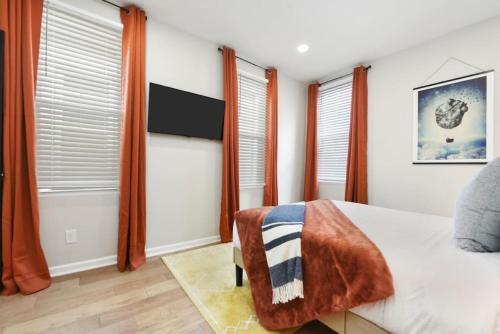 HostWise Stays - The Peralta - Brand New, Great Kitchen, Theater Room in Pittsburgh, USA