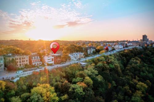 HostWise Stays - Grandview Balcony with Stunning Skyline Views thumb 4
