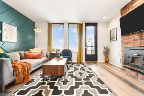 HostWise Stays - Grandview Balcony with Stunning Skyline Views in Pittsburgh, USA