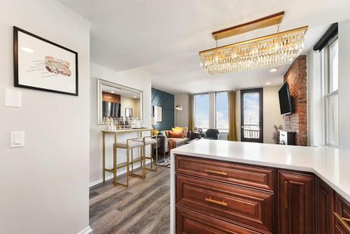HostWise Stays - Grandview Balcony with Stunning Skyline Views in Pittsburgh, USA
