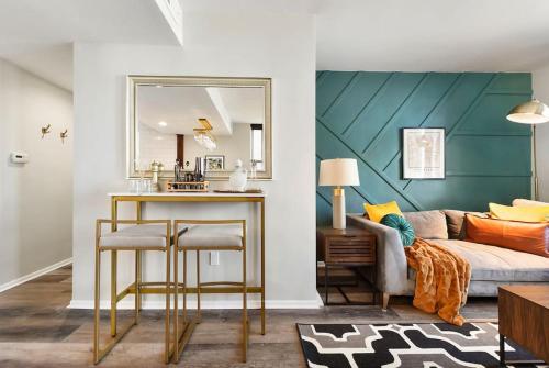 HostWise Stays - Grandview Balcony with Stunning Skyline Views in Pittsburgh, USA