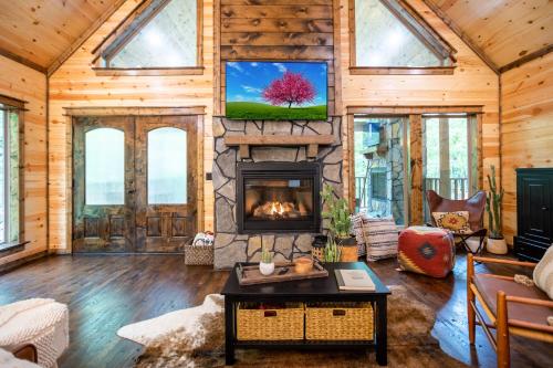 BRAND NEW! "The Roosevelt" Couples Cabin adjacent to National Forest in Broken Bow, USA