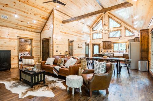 BRAND NEW! "The Roosevelt" Couples Cabin adjacent to National Forest in Broken Bow, USA