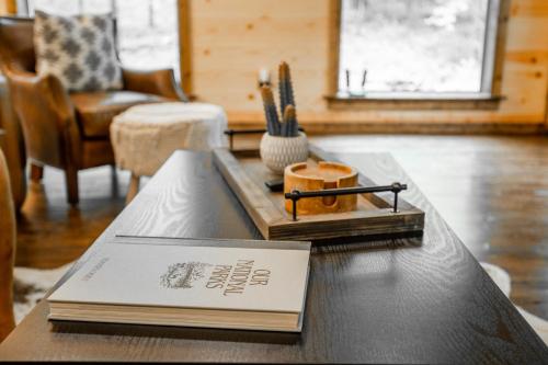 BRAND NEW! "The Roosevelt" Couples Cabin adjacent to National Forest in Broken Bow, USA
