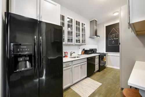 HostWise Stays - The James Apt 1 - Patio, Free Street Parking in Pittsburgh, USA