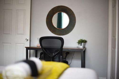 HostWise Stays - The James Apt 1 - Patio, Free Street Parking in Pittsburgh, USA