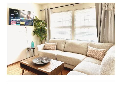 Comfy & Cozy in LA Inglewood 5miles to LAX 4 minuts to Sofi stadium in Inglewood, USA