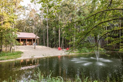 Brand New Calverts Copper Cabin for Couples, Hot Tub, Free Firewood in Broken Bow, USA