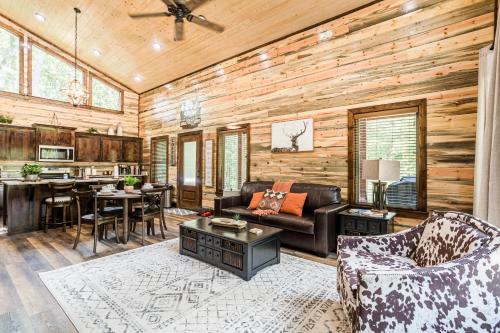 Brand New Calverts Copper Cabin for Couples, Hot Tub, Free Firewood in Broken Bow, USA