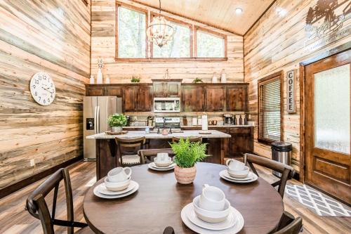 Brand New Calverts Copper Cabin for Couples, Hot Tub, Free Firewood in Broken Bow, USA