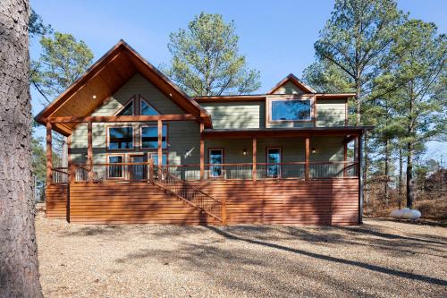 Brand New Sunrise Retreat 2 Bedroom Sleeps 8, 2 Decks, Hot Tub, Firepit in Broken Bow, USA