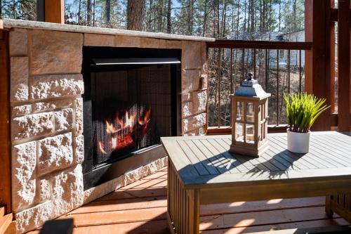 Brand New Sunrise Retreat 2 Bedroom Sleeps 8, 2 Decks, Hot Tub, Firepit in Broken Bow, USA