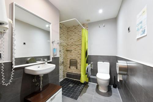 Free Hostels Barcelona - image 12