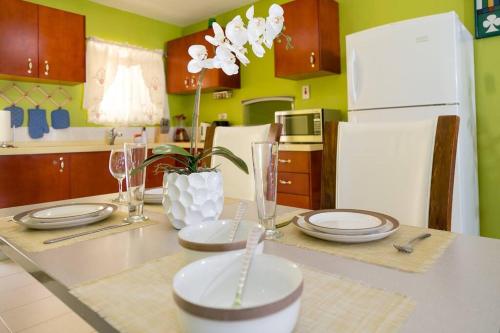 Cocina, Hellshire Portmore Vacation Home in Spanish Town