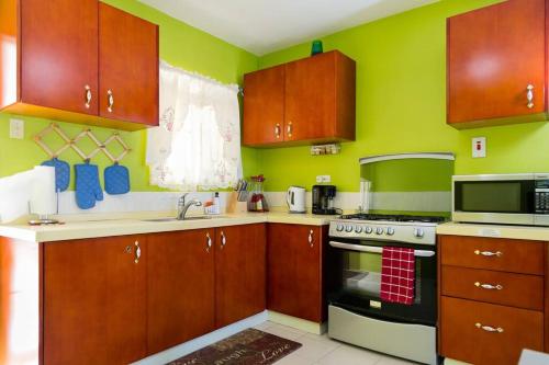 Cocina, Hellshire Portmore Vacation Home in Spanish Town