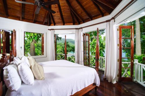 421448445 Round Hill Hotel & Villas