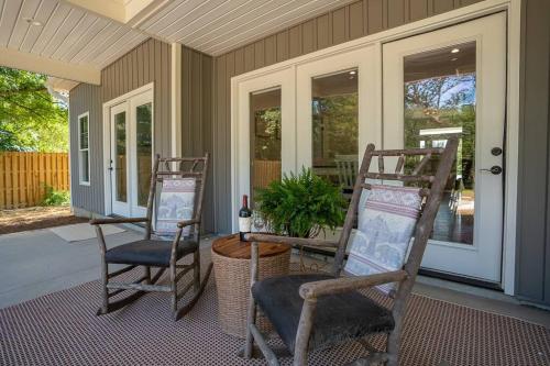 Relax, Rewind, Repeat - New Country Cottage in High Point, USA
