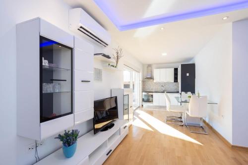 Vacation villa Matic with 7 bedrooms in Karakašica