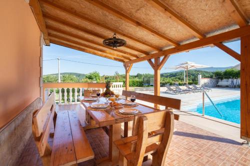 Vacation villa Matic with 7 bedrooms in Karakašica