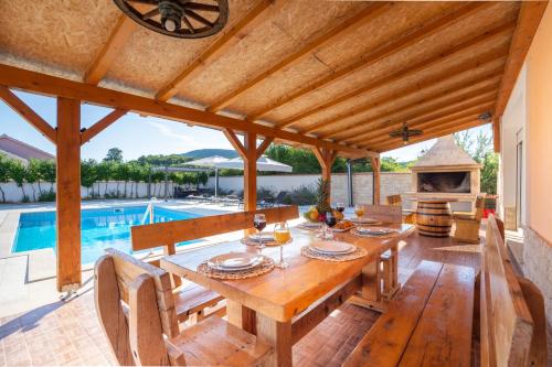 Vacation villa Matic with 7 bedrooms in Karakašica