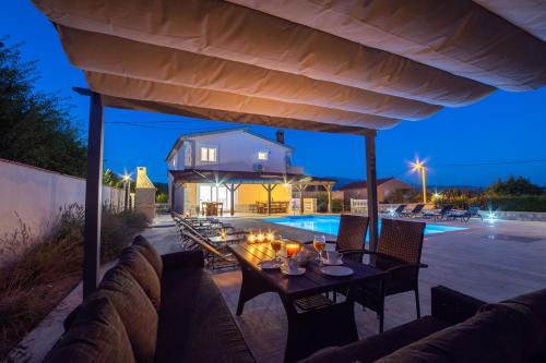 Vacation villa Matic with 7 bedrooms in Karakašica