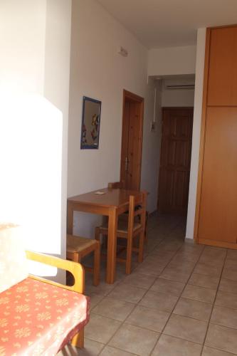 4 twin beds