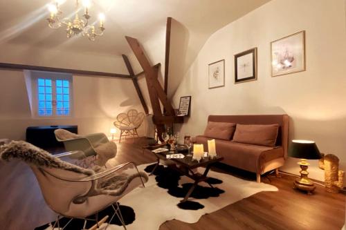 Grand appartement place Saint-Pierre, proche Château de Saumur et bord de Loire"