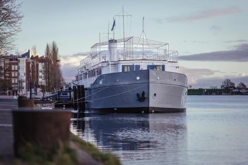 ARCONA - Übernachten auf dem Wasser - direkt am Bontekai in Wilhelmshaven, Deutschland