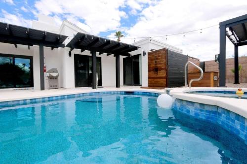 4 BR Home in Palm Springs King beds Pool & Spa Permit 5152 in Palm Springs, USA